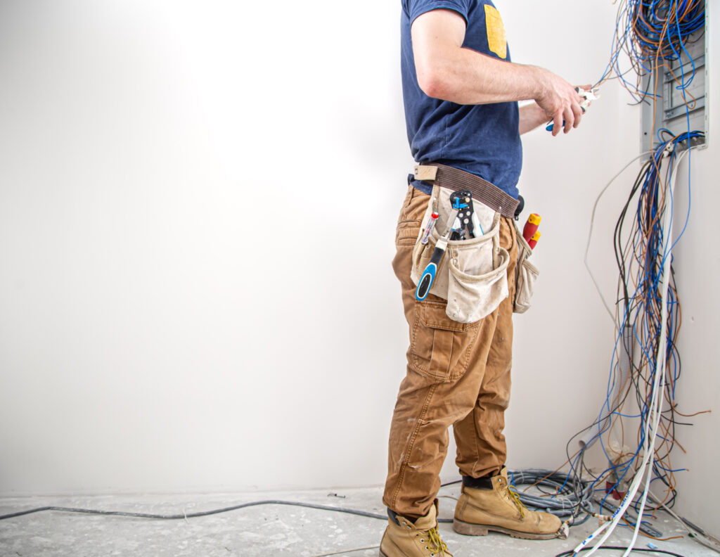 Électricien intervenant sur une construction