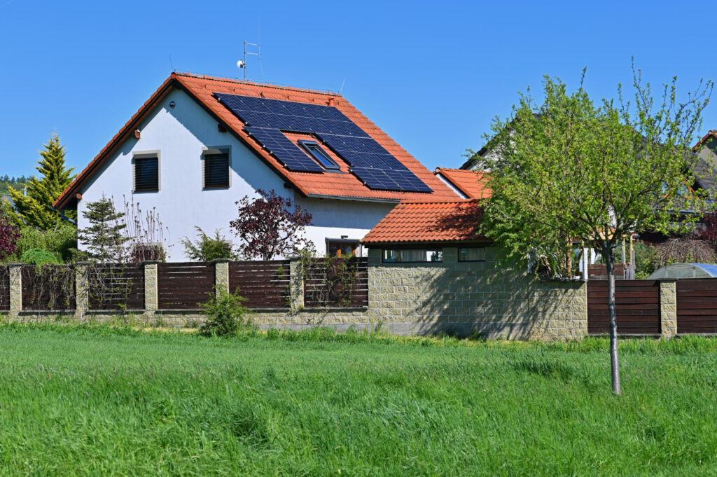 Maison équipée de panneaux photovoltaïques
