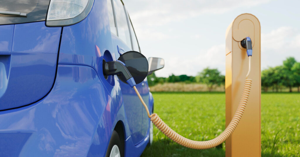 Voiture électrique branchée à une borne de recharge